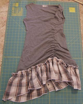 @: Plaid rufflefrom a shirt, sewn onto a t-shirt and then gathered from bottom to top. Shirt Makeover, Ruffle T Shirt, Repurposed Clothing, Diy Vetement, T-shirt Refashion, Gathered Dress, Shirt Refashion, Frou Frou, Kleidung Diy