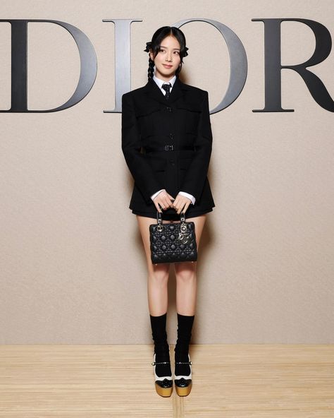 BLACKPINK's Jisoo shines as the 'Human Dior' at the FW 2024 show Dior Fashion Week, Dior Outfit, Model Rok, All Eyes On Me, Dior Fashion, Maisie Williams, Natalie Portman, Miss Dior, 인물 사진