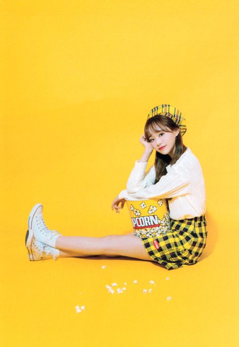 Chuu Yellow, Loona Kpop, Beach Model, Chuu Loona, Concept Photos, Fans Cafe, Odd Eyes, Nagasaki, Retro Aesthetic