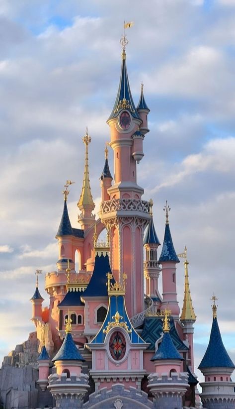 Disney Castle Paris, Disneyland Paris Wallpaper, Disneyland Paris Castle, Paris Castle, Castle Wallpaper, Disney World Castle, Wallpapers Disney, Disney Castles, Disneyland Attractions