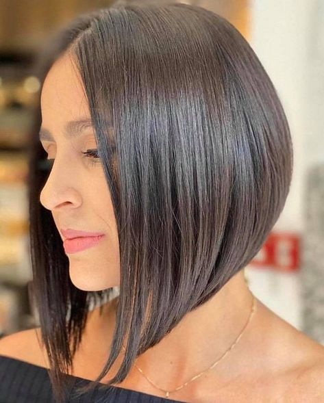 Cortes de cabello más favorecedores en cara redonda para sentirte renovada Bob Hairstyles Brunette, Long Angled Bob Hairstyles, Inverted Bob Haircuts, Angled Bob Haircuts, Rambut Brunette, Super Princess, Angled Bob Hairstyles, Inverted Bob Hairstyles, Layered Bob Haircuts