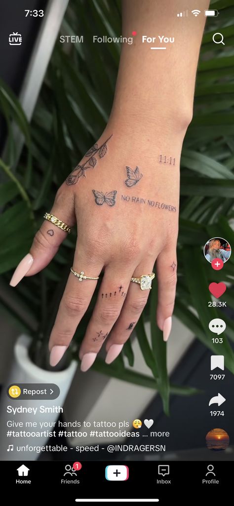 Pretty Tattoo Ideas, Tattoo Main, Full Hand Tattoo, Pretty Tattoo, Pretty Hand Tattoos, Small Pretty Tattoos, Petite Tattoos, Red Ink Tattoos, Hand Tattoos For Women