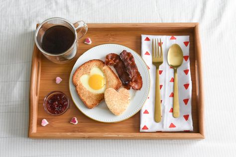 45 Breakfast In Bed Ideas + Recipes That Will Impress - Shari's Berries Blog Breakfast In Bed Ideas Romantic For Him, Surprise Breakfast For Him, Breakfast For Two Romantic Mornings, Breakfast In Bed Ideas For Boyfriend, Breakfast In Bed Ideas Romantic, Romantic Breakfast Ideas, Breakfast In Bed Ideas, Romantic Breakfast, Bed Idea