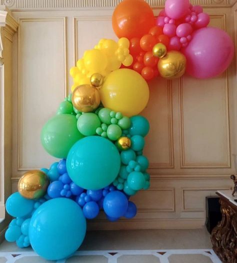 Pride Balloon Arch, Pride Balloons, Baloon Garland, Balloon House, Painting Birthday Party, 30th Party, Balloon Garland Diy, Painting Birthday, Rainbow Balloons