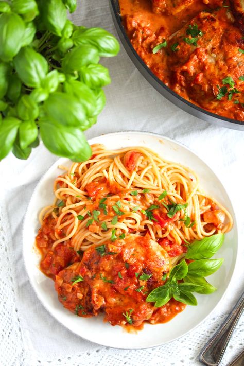 Sugo Recipe, Chicken Pomodoro, Chicken Breast Pieces, Fried Spaghetti, Pomodoro Recipe, Quick Easy Chicken, Pasta Pomodoro, Easy Tomato Sauce, Quick Chicken Recipes