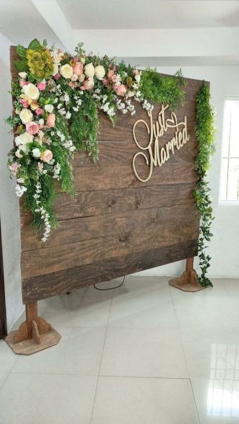 Wedding Backdrop With Names, Wood Backdrops For Wedding, Wooden Wall Wedding Backdrop, Wooden Backdrop With Flowers, Photo Backdrop Wall Ideas, Wood Party Backdrop, Backdrop Design Ideas, Easter Photo Backdrop, Wedding Backdrop Ideas