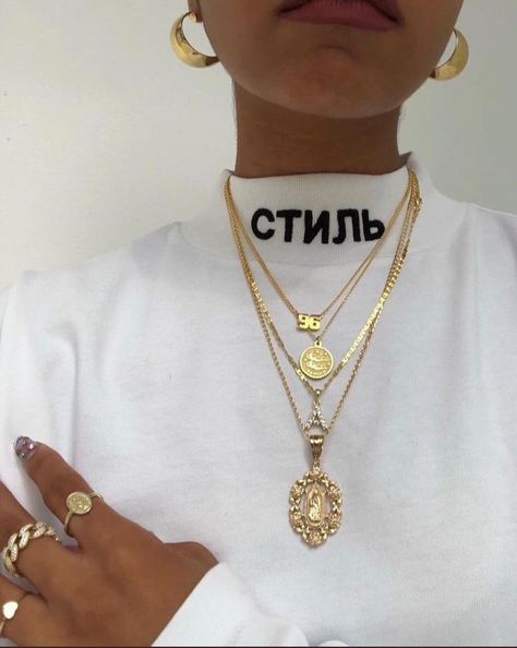 Rich Husband, Brittany Xavier, Millennial Style, Definitely Maybe, Minimal Jewellery, Jewelry Styling, Invest In Yourself, Gold Aesthetic, Pretty Jewelry