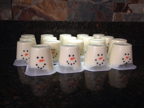 Pudding snowman cups Snowman Pudding Cups, Christmas School Treats, Snowman Food, Preschool Treats, Christmas Curriculum, Preschool Snack, Toddler Ornaments, Snowman Cups, Christmas Party Snacks