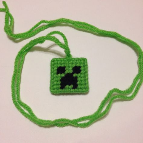 Bright Green Mini Creeper Head - Handmade & Minecraft Inspired, Free Shipping Creeper Minecraft Crochet, Crochet Creeper, Minecraft Knitting, Crochet Stuffy, Minecraft Crochet, Minecraft Pattern, Homemade Ideas, Creeper Minecraft, Minecraft Stuff