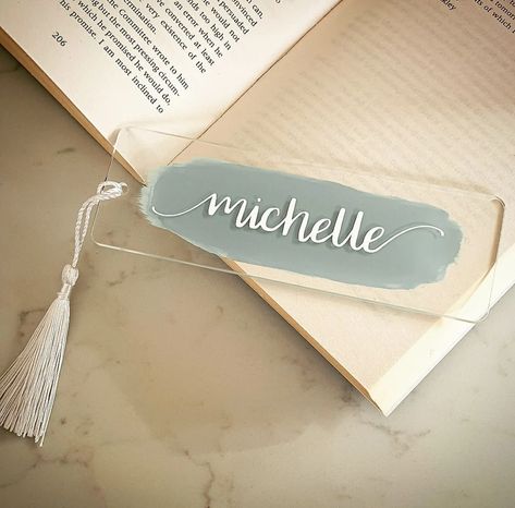 Acrylic Bookmarks Cricut, Cricut Bookmark Ideas, Cricut Bookmarks, Book Page Marker, Personalised Bookmarks, Acrylic Bookmarks, Book Tag, Idee Cricut, Bookmark Handmade