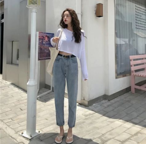 Korean boyfriend jeans Korean Modest Outfits, Korean Jeans Outfit, Sora Park, Korean Boyfriend, Look All Jeans, Korean Fashion Jeans, Korean Outfit Ideas, Comfy Jeans Outfit, Jeans Outfit Ideas