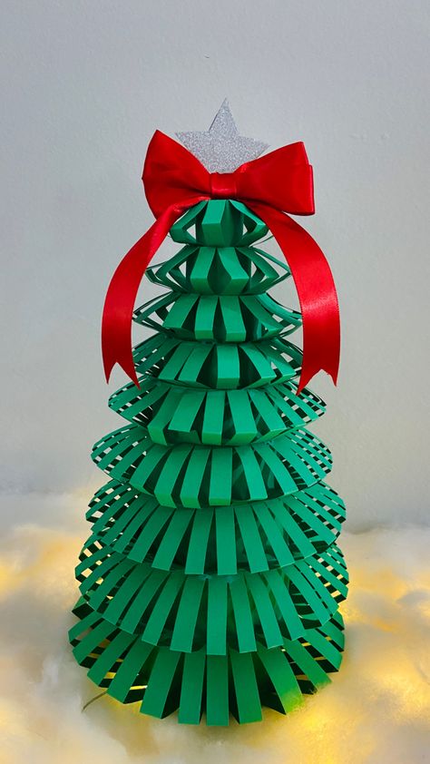 Christmas Tree School Project, Paper Christmas Tree Diy, 3d Paper Christmas Tree, Paper Christmas Trees, Diy Paper Christmas Tree, Christmas Tree Craft, Christmas Decorations Diy Crafts, Christmas Tree Diy, 3d Christmas Tree