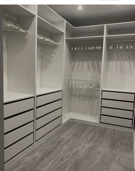 Small Walk In Wardrobe With Vanity, Women Walk In Closet, Vanity In Walk In Closet, Box Room Dressing Room Ideas, Apartment Walk In Closet Ideas, Grey Dressing Room, Pax Organisation, Walk In Closet In Bedroom, Zimmer Aesthetic