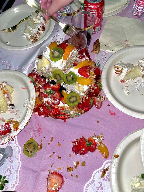 Messy Cake Photoshoot, Messy Cake Aesthetic, Messy Photoshoot, Artsy Girl Aesthetic, Messy Birthday, Cake Paintings, Messy Cake, Illustration Scene, Messy Party