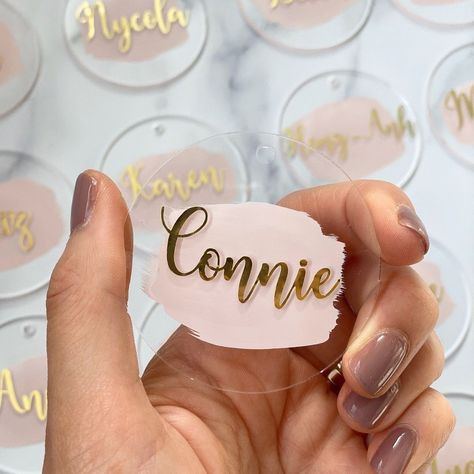 Luggage Tags Wedding, Acrylic Gift, Gift Tags Birthday, Cricut Wedding, Birthday Keepsakes, Wedding Place Settings, Wedding Name, Personalized Wedding Favors, Personalized Cake Toppers