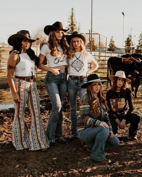 Boutique Photoshoot Poses, Cowgirl Group Photoshoot, Cowboy Family Pictures, Family Western, Hat Photoshoot, Western Pictures, 14th Birthday Party Ideas, Spring Shoot, Group Photoshoot