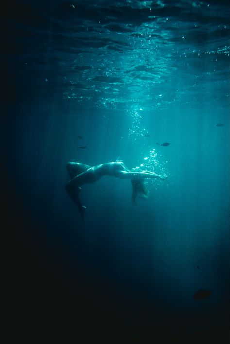 Underwater Photoshoot Aesthetic, Person Sinking Underwater, Underwater Cinematography, Falling Underwater, Trapped Underwater, Underwater Poses, People Underwater, Underwater Aesthetic, Girl Underwater