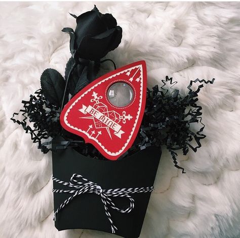 #GothicRomance #GothicValentinesDay #ValentinesDay Goth Wreath, Valentine Goth, Creepy Valentines, Spooky Valentines, Goth Valentines, Creepy Gift, Anti Valentines, Witch Diy, Valentines Decor