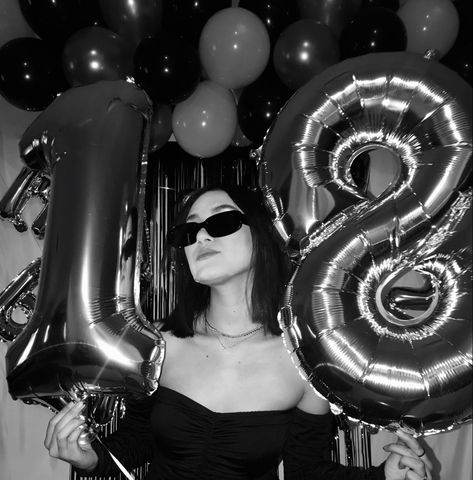 Pictures For 18th Birthday, 18th Birthday Photoshoot Ideas Aesthetic, Birthday Foto Ideas Girl, Night Birthday Photoshoot, 18th Birthday Picture Ideas, 18th Birthday Pics, 18th Birthday Pictures, Birthday 18th Girl, Birthday Girl Aesthetic