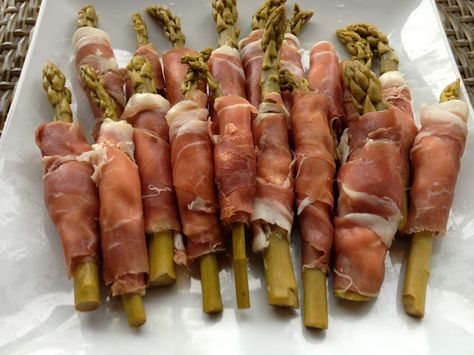 Prosciutto and Pickled Asparagus with Cream Cheese Pickle Appetizer Recipes, Asparagus Prosciutto, Asparagus Appetizer, Prosciutto Appetizer, Wrapped Pickles, Asparagus Rolls, Recipe Asparagus, Ham Wraps, Prosciutto Asparagus