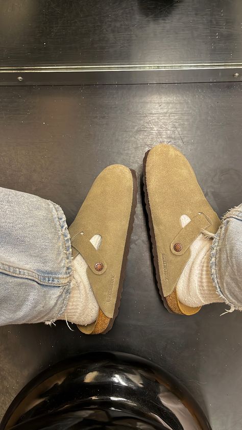 Granola Boy, Birkenstock Clog, Birkenstock Clogs, Street Fashion Men Streetwear, Cool Outfits For Men, Aesthetic Shoes, Street Style Summer, Style Summer, Mens Streetwear