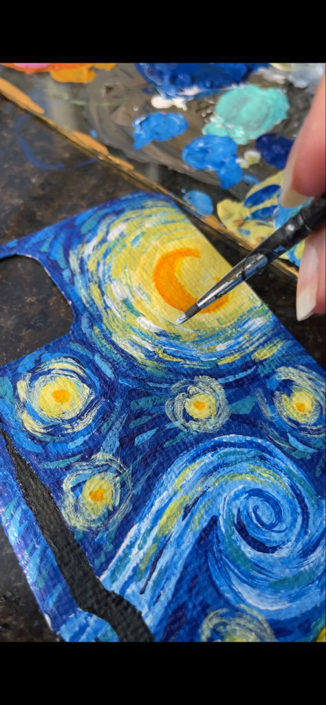 Phone Case Ideas Diy Paint, Painted Iphone Cases Diy, Diy Starry Night, Phone Case Painting Ideas, Starry Night Phone Case, Iphone Case Handmade, Night Accessories, Starry Night Art, Diy Gadgets