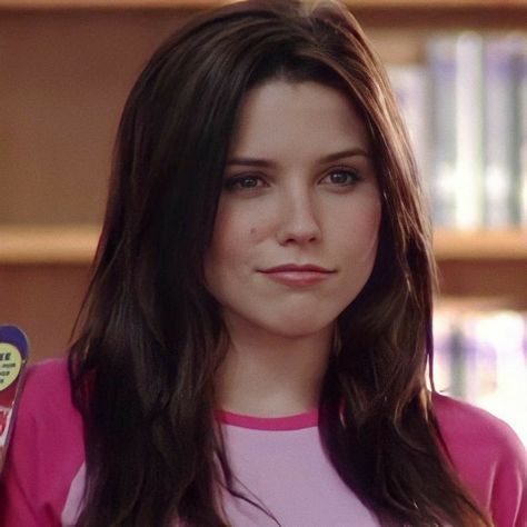 Brooke Davis Hair, Tree Hill Aesthetic, One Tree Hill Aesthetic, Sophia Bush Hair, One Tree Hill Brooke, Hill Aesthetic, Kevin Zegers, Peyton Sawyer, Good Girl Gone Bad