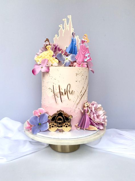 Buttercream Princess Cake, Princess Theme Cake, Disney Princess Birthday Cakes, Baking Cakes Ideas, Candy Apple Recipe, 7 Cake, Disney Princess Cake, Princess Theme Birthday, Princess Theme Birthday Party