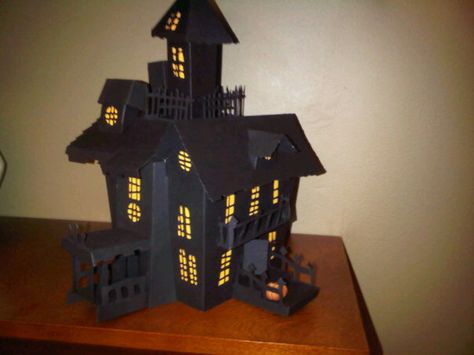 Haunted House Craft, Haunted House Diy, House Craft, Casa Halloween, Halloween Miniatures, Cricut Halloween, Glitter Houses, Halloween Village, Cardboard House