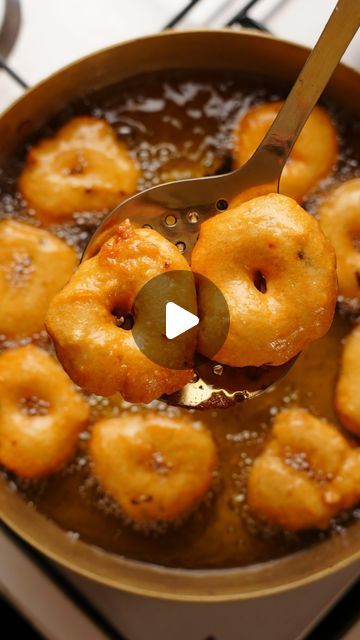 Natasha Gandhi on Instagram: "Rasam & Medu Vada 🩷✨

This is my husbands and mine most fav combination, I love crispy Medu Vada and instead of sambar I make a tangy rasam to go with it and it is just the perfect breakfast 

You have to try it ! 

The full recipe is pinned 
This is the recipe I make, it might be different from the rasam recipe made at your home ♥️

Saree @graziedi 

#Rasam #Vada #cooking #breakfast #recipe #love" South Indian Vada Recipes, Rasam Vada Recipe, South Indian Breakfast Ideas, West Indian Breakfast, South Indian Breakfast Photography, Mendu Vada Sambar, Medu Vada, Rasam Recipe, Cooking Breakfast