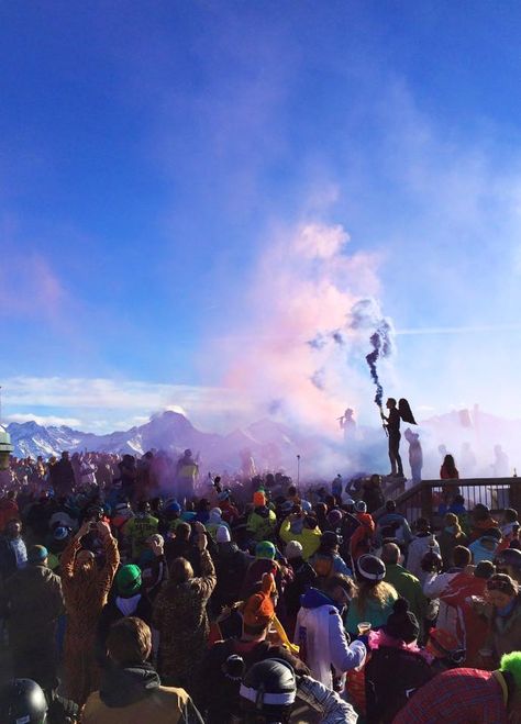 après in Alpe D'Huez on The Girl Outdoors - La Folie Douce http://thegirloutdoors.co.uk/2015/02/06/skiing-alpe-dhuez/#more-11045 Swiss Alps Apres Ski, Skiing In The Alps, Girls Ski Trip, Skiing In Italy Alps, Swiss Alps Ski Resort, Boston Winter, Chalet Girl, French Alps Skiing, Skiing Aesthetic