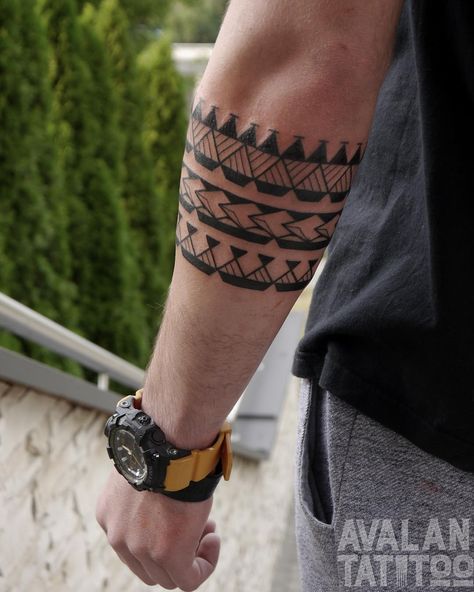 29+ Significant Armband Tattoos – Meanings and Designs (2019) tattoos,tattoos for women,tattoos for guys,tattoos for women small,tattoos for women half sleeve,tattoos ideas,tattoos ideas unique, #tattoos #ink #bodyart #tattooideen #tattoovorlagen Armband Tattoo Meaning, Tattoo Bras Homme, Tato Maori, Band Tattoos For Men, Tattoo Band, Tato Dengan Makna, Tattoo Placements, Forearm Band Tattoos, Armband Tattoos