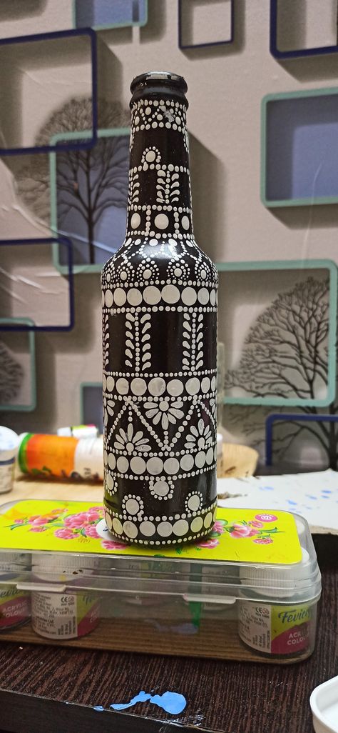 Black Bottle Art, Painting Mandala Art, Bottle Paint, Painting Mandala, Dot Designs, Pot Art, Painted Bottles, Mandala Painted Rocks, Awesome Crafts