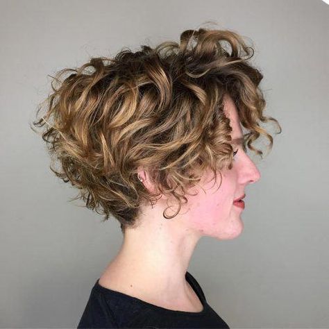 A fresh curly stacked bob #hairstylesforshortcurlyhair #CurlyHairstylesTrends Kręcony Bob, Short Curly Bob Hairstyles, Trendy We Fryzurach, Short Curly Hairstyles For Women, Curly Hair Trends, Tan Skin Blonde Hair, Short Curly Haircuts, Short Curly Bob, Haircuts For Curly Hair