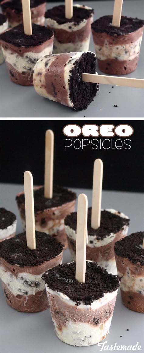 нelado de oreo !rιco! Oreo Popsicles Recipe, Oreo Popsicles, Pudding Snacks, Pudding Popsicles, Desserts Pudding, Chocolate Pudding Cups, Mini Oreos, Pudding Pops, Oreo Desserts