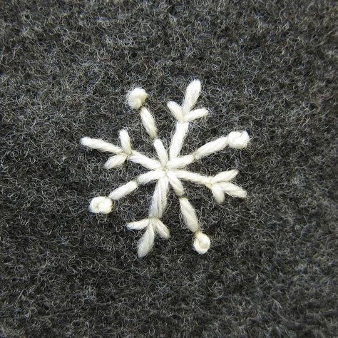 Snowflake Christmas Tree, Snowflake Embroidery, Fresh Farmhouse, Decor Shabby Chic, Snowflake Christmas, Felt Christmas Ornaments, 자수 디자인, Christmas Sewing, Christmas Embroidery