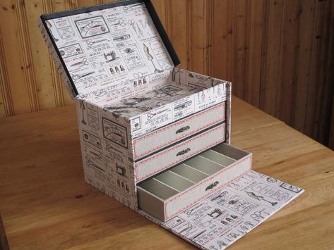 Cartonnage : boite à fils - Mamilou Créations Chipboard Projects, Diy Craft Room Storage, Cardboard Organizer, Carton Diy, House Gift Box, Cardboard Box Crafts, Diy Storage Boxes, Creative Tutorials, Gift Wrapping Inspiration