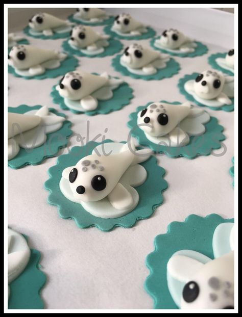 Fondant 3D fur seal cupcake toppers Seal Cupcakes, Winter Cupcakes, Making Fondant, Fur Seal, Seal Pup, Creative Cupcakes, Fondant Decorations, Christmas Clay, Fondant Cupcakes