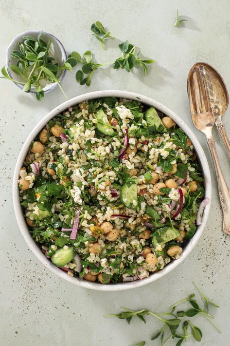 Salat med kikærter, bulgur og feta