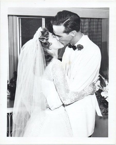 1950s wedding couple kissing vintage Getting Married Young, Young Marriage, Marrying Young, Old Fashioned Love, Family Advice, 1950s Wedding, 10th Wedding Anniversary, Art Of Manliness, Give And Take