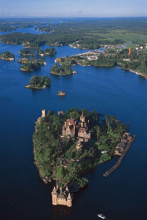 I wanna go back to thousand islands New York. If you are ever in upstate New York, you must explore this place American Castles, Boldt Castle, Alexandria Bay, North Country, Thousand Islands, Foreign Countries, Beautiful Castles, Small Island, Beautiful Scenery