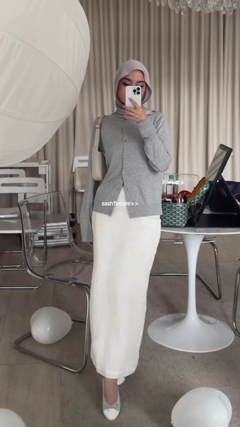 Clean Hijab Outfit, Modest Hijabi Outfits Classy, Pencil Skirt Outfits Hijab, Vest Outfits For Women Hijab, Grey Outfit Hijab, Minimalist Outfit Hijab, Hijab Skirt Outfit, Grey Hijab Outfit, Classy Hijab Outfits