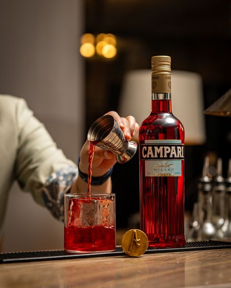 Capturing the spirit of Negroni Week UK 2024 was fun as always🃏 Here some of my favourite snaps for @camparigroupuk @nightjar @barantoinelondon @hensonsbar @aquashard 📸📸 #negroniweek #negroni #negroniweek2024 Negroni Aesthetic, Drink Photography, Negroni, The Spirit, My Favourite, Drinks, Photography