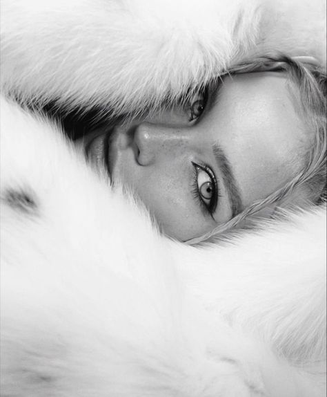 Fur Coat Photoshoot, Fashion Fotografie, Vogue Beauty, 4k Followers, Studio Shoot, Black N White, Rich Girl, Star Girl, Kate Moss