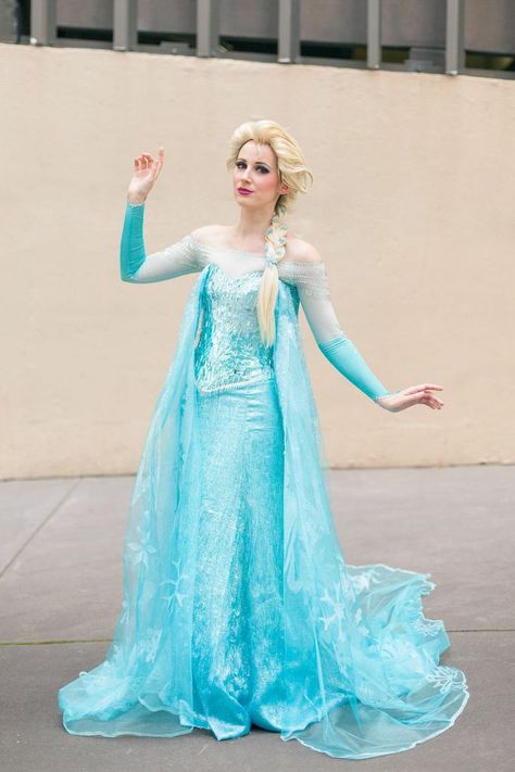 13 incredible and detailed costumes from Dragon-Con Elsa Halloween Costume Women, Frozen Cosplay, Amazing Costumes, Cosplay Disney, Disney Princess Cosplay, Elsa Cosplay, Frozen Queen, Elsa Costume, Frozen Costume