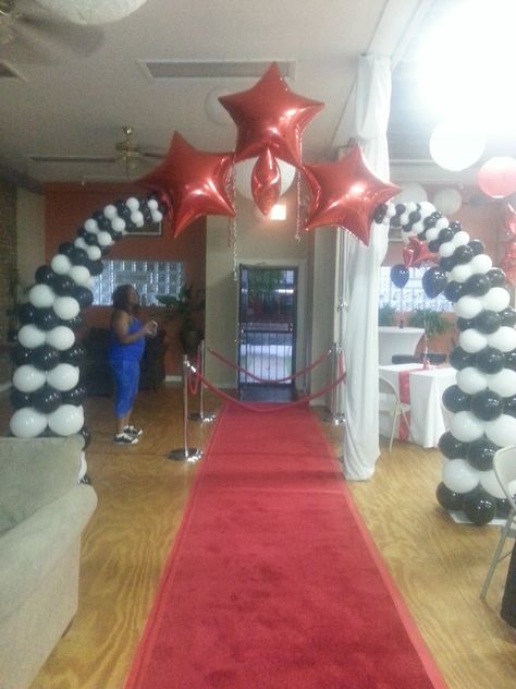 shooting star columns Balloon Inspiration, Sports Banquet, Info Board, Balloon Ideas, Class Reunion, Sun Moon Stars, Balloon Columns, Balloon Decor, Graduation Decorations