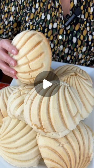 Mexican Empanadas, Conchas Recipe, Traditional Mexican Desserts, Mexican Sweets, Guatemalan Recipes, Empanadas Dough, Mexican Sweet Breads, Mexican Bread, Mexican Dessert Recipes