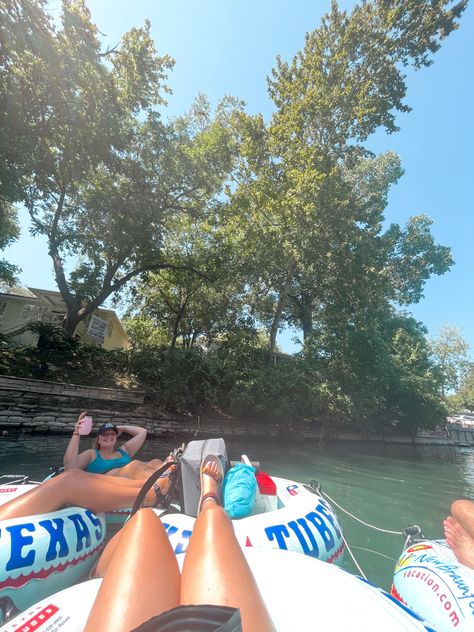 River Must Haves, Floating The River Outfits Summer, River Floating Outfit, River Outfits Summer, Tubing Outfits, Tubing Pictures, Festival Glamping, Bestie Activities, Lake Outfits