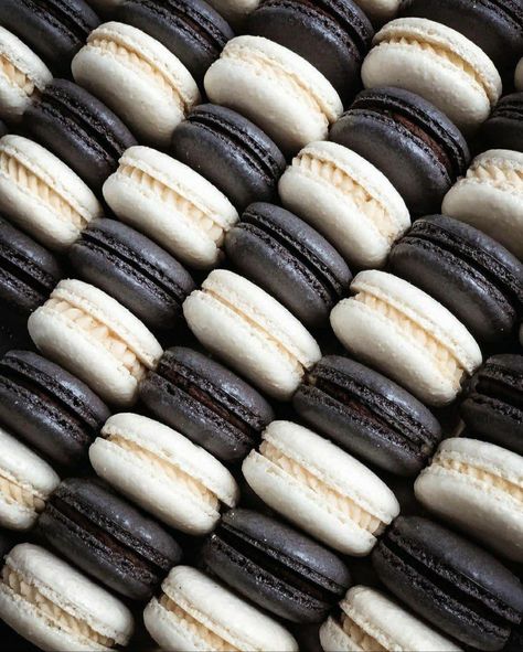 Cooking Black And White Aesthetic, Black And White Pretzel Rods, Black And White Dinner Food, Black And White Sweets Table, Black Macrons, Black And White Food Aethstetic, Black And White Food Ideas, Black And White Snacks, Black And White Macarons