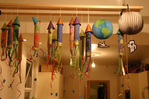 20 ideas for a Fabulous Outer Space Party - Artsy Craftsy Mom Rocketship Craft, Space Party Games, Space Party Ideas, Camping Party Decorations, Space Astronauts, Planet Birthday, Space Party Decorations, Rocket Party, Astronaut Party